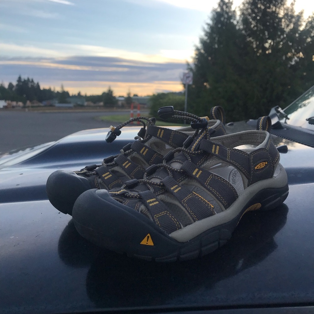 Keen men’s slip on shoes size 8